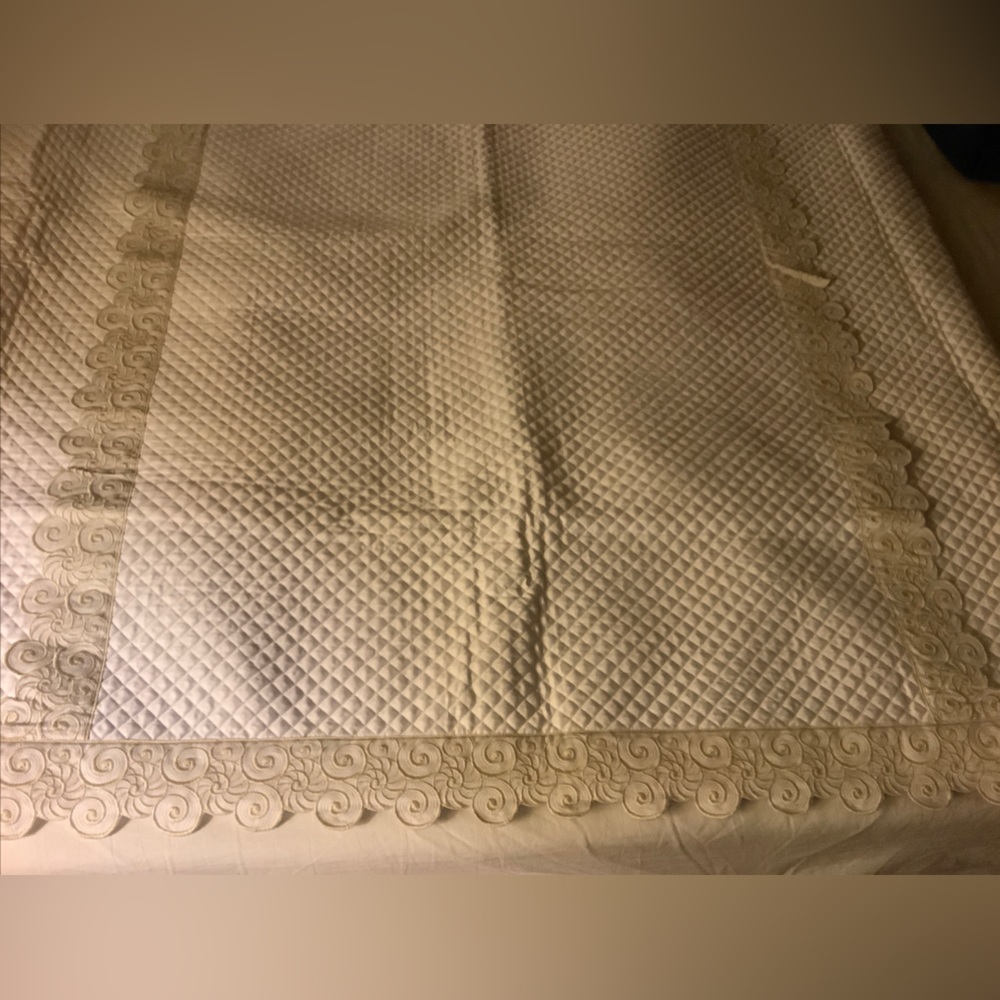 Schweitzer Linen Quilted Comforter Golden Ivory Embroidery + 2 Matching Shams - Picture 3 of 15